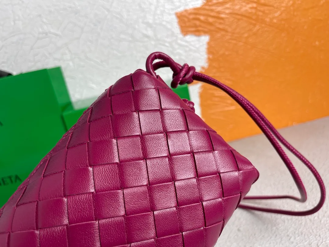 Batch 1160 BOTTEGA VENETA/Bottega 2021 new women's POUCH crossbody bag clutch, lntfecciato woven leather crossbody mini handbag, single internal open pocket, zipper closure, computer embroidered leather shoulder strap can be adjusted in length, model: 9896 Color: cinnabar red Origin: Italy Size: 17*12*8